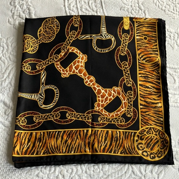 Gucci horse bit animal print chain link silk square scarf - Picture 13 of 16